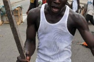 Côte dÂ’Ivoire : Université de Cocody, des étudiants pro-Gbagbo et pro-Ouattara sÂ’affrontent, de nombreux blessés !